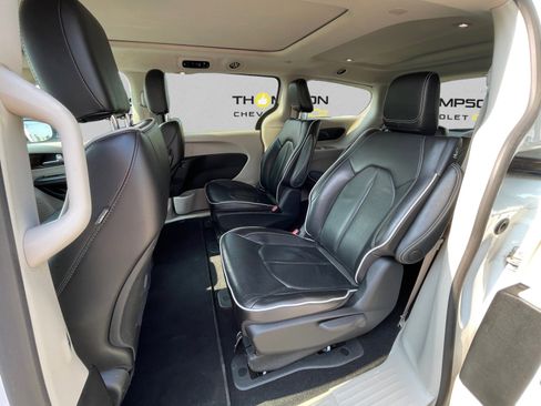 Used 2023 Chrysler Pacifica Limited image 13