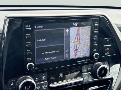Used 2021 Toyota Highlander XLE FWD image 29