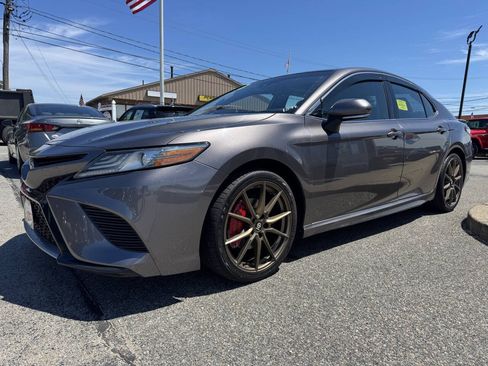 Used 2018 Toyota Camry XSE FWD image 3