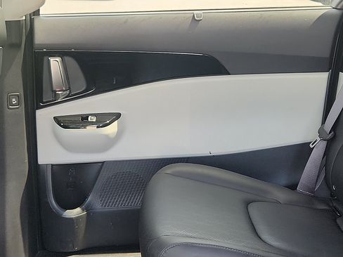 Used 2024 Kia Carnival EX FWD image 27