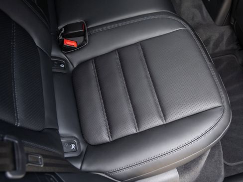 Certified 2025 Porsche Macan image 39