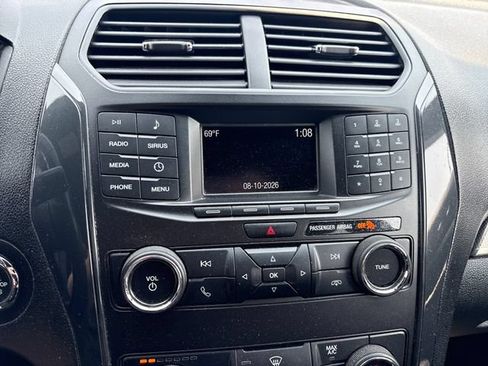 Used 2018 Ford Explorer XLT AWD/4WD image 22