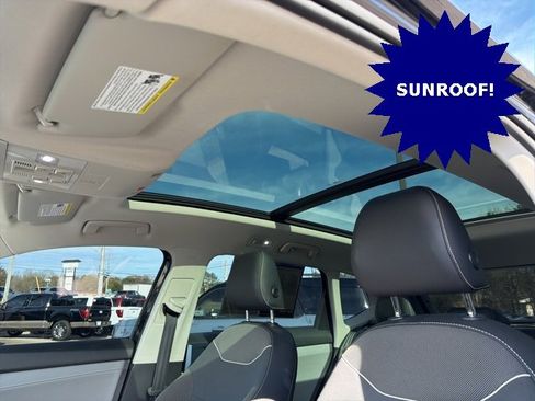 Used 2024 Volkswagen Taos SE w/ Panoramic Sunroof Package image 28