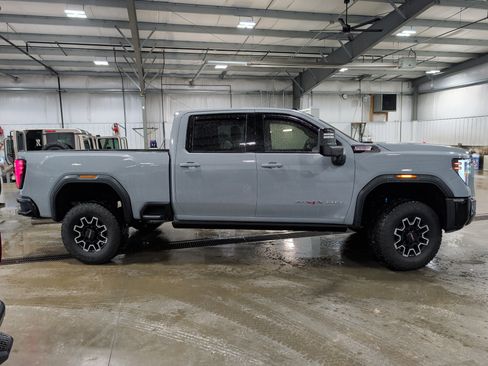 Used 2025 GMC Sierra 2500 AT4X AWD/4WD image 2