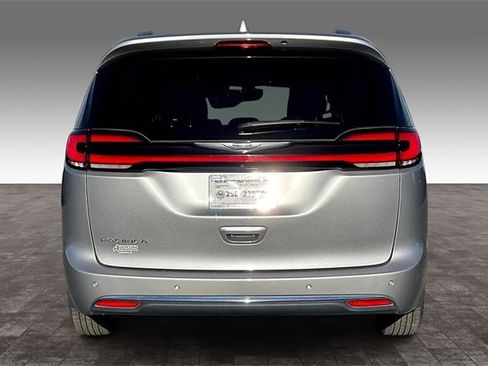 Used 2021 Chrysler Pacifica Touring-L image 4