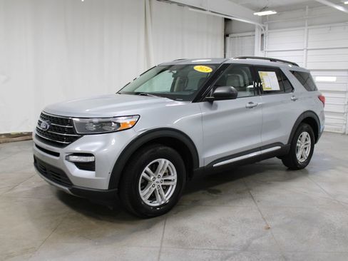 Used 2023 Ford Explorer XLT w/ Equipment Group 202A image 3