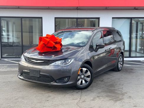 Used 2018 Chrysler Pacifica Touring-L image 1