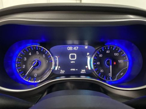 Used 2024 Chrysler Pacifica Touring-L image 27