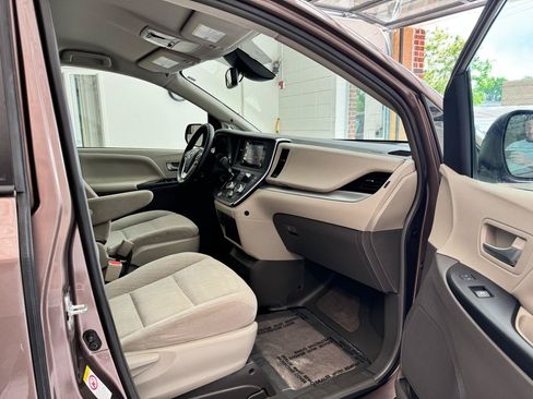 Used 2018 Toyota Sienna LE FWD image 28