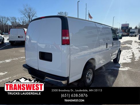 Used 2017 Chevrolet Express 3500 image 5