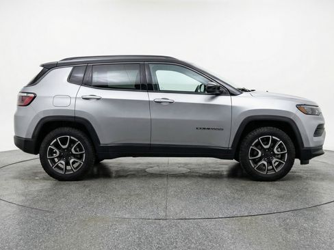 Used 2025 Jeep Compass Trailhawk AWD/4WD image 11