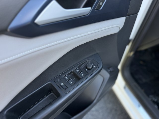 Used 2024 Volkswagen Taos SE AWD/4WD image 13