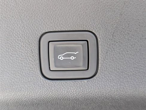 Used 2023 Chevrolet Suburban Z71 w/ Luxury Package AWD/4WD image 16