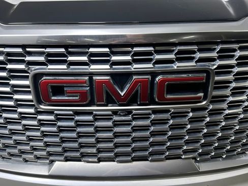 Used 2023 GMC Yukon XL Denali image 10