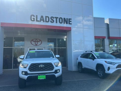 Used 2021 Toyota Tacoma TRD Off-Road image 2