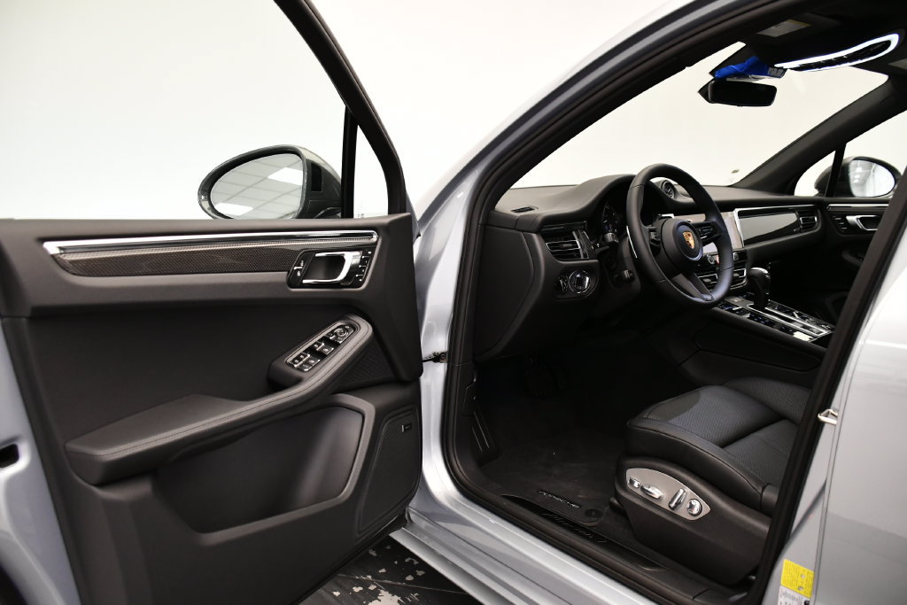 Certified 2026 Porsche Macan Turbo AWD/4WD image 39
