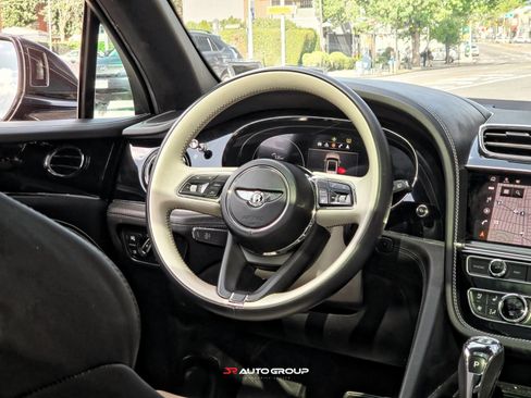 Used 2021 Bentley Bentayga AWD/4WD image 24