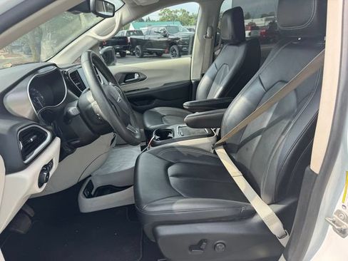 Certified 2024 Chrysler Pacifica Touring-L FWD image 22