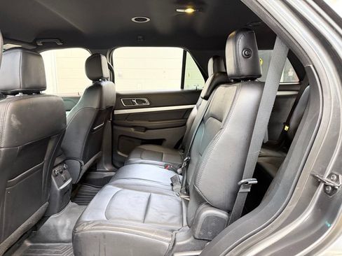 Used 2017 Ford Explorer XLT w/ Equipment Group 202A FWD image 20