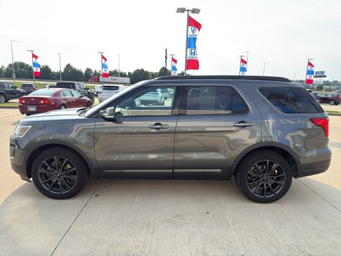Used 2018 Ford Explorer XLT w/ Equipment Group 202A FWD image 8