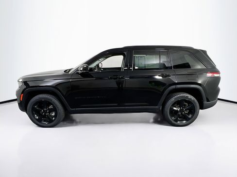 Used 2023 Jeep Grand Cherokee Limited w/ Black Appearance Package AWD/4WD image 8