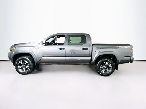 Used 2017 Toyota Tacoma TRD Sport AWD/4WD image 4