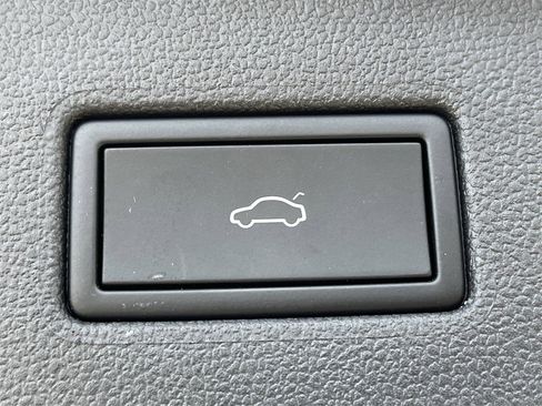 Used 2024 Volkswagen Tiguan SE image 28