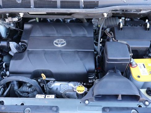 Used 2014 Toyota Sienna LE image 39