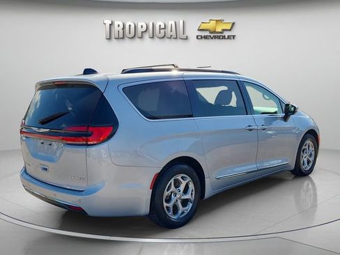 Used 2023 Chrysler Pacifica Limited image 3