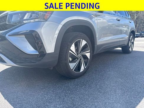 Used 2024 Volkswagen Taos SE w/ Panoramic Sunroof Package AWD/4WD image 3