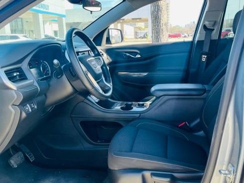 Used 2023 GMC Acadia SLE image 8