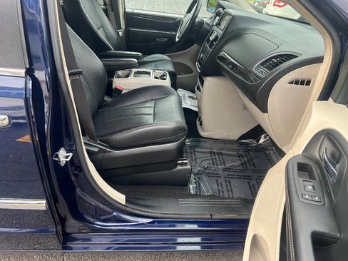 Used 2015 Chrysler Town & Country Touring w/ Driver Convenience Group FWD image 31