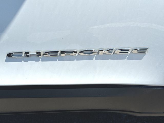 Used 2020 Jeep Cherokee Latitude Plus w/ Cold Weather Group AWD/4WD image 32