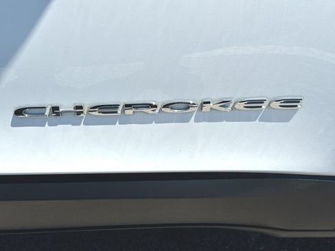 Used 2020 Jeep Cherokee Latitude Plus w/ Cold Weather Group AWD/4WD image 32