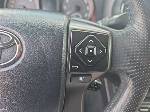 Used 2017 Toyota Tacoma SR5 AWD/4WD image 16
