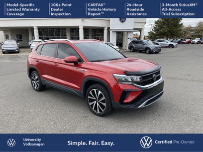 Used 2023 Volkswagen Taos SE w/ Panoramic Sunroof Package
