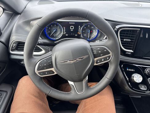 New 2026 Chrysler Pacifica Select image 14