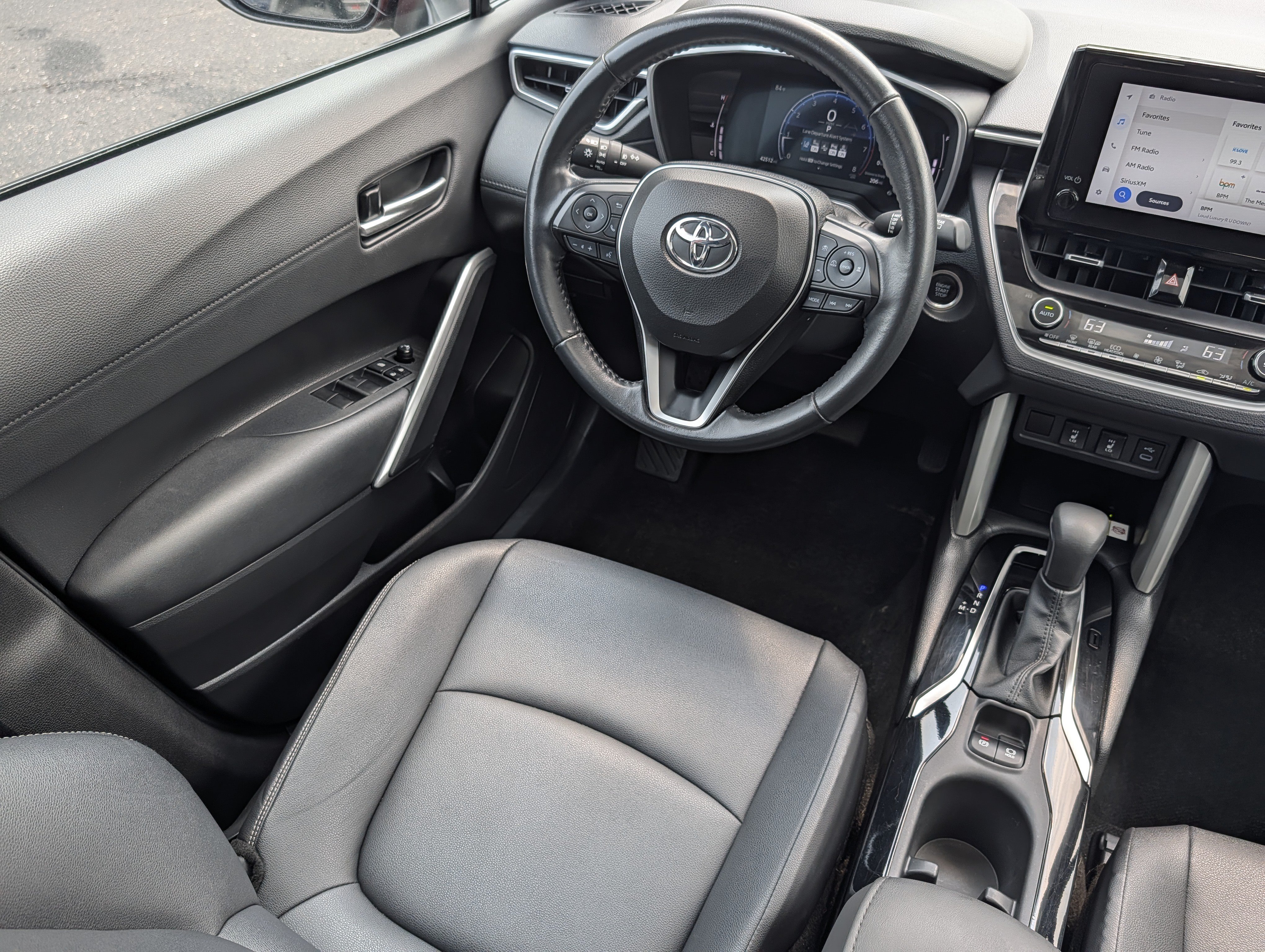Used 2023 Toyota Corolla Cross XLE w/ Convenience Package AWD/4WD image 9