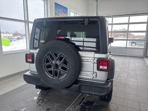 Used 2024 Jeep Wrangler Unlimited Sport AWD/4WD image 4