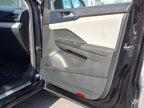 Certified 2024 Volkswagen Taos SE w/ Panoramic Sunroof Package image 11