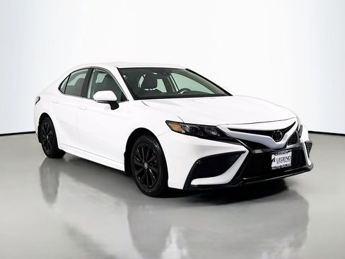 Used 2024 Toyota Camry SE image 3