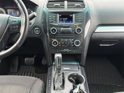 Used 2016 Ford Explorer XLT image 23