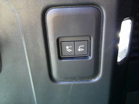 Used 2023 Land Rover Defender 130 X-Dynamic SE AWD/4WD image 48