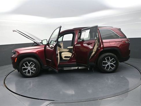 Used 2024 Jeep Grand Cherokee Limited w/ Luxury Tech Group II image 28