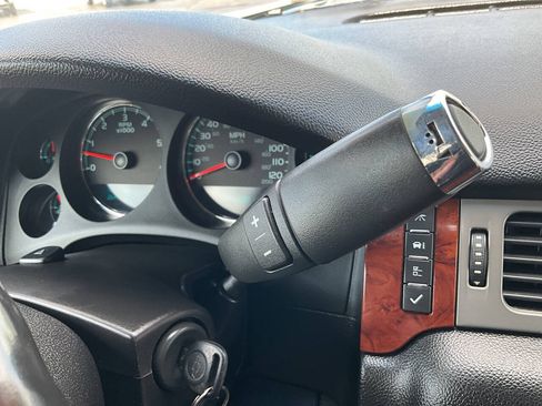 Used 2013 Chevrolet Avalanche LTZ AWD/4WD image 32