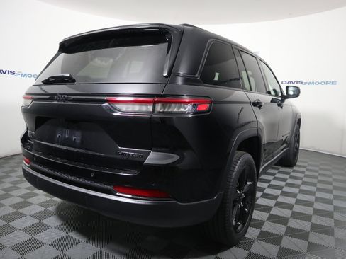 Used 2023 Jeep Grand Cherokee Limited w/ Black Appearance Package AWD/4WD image 5