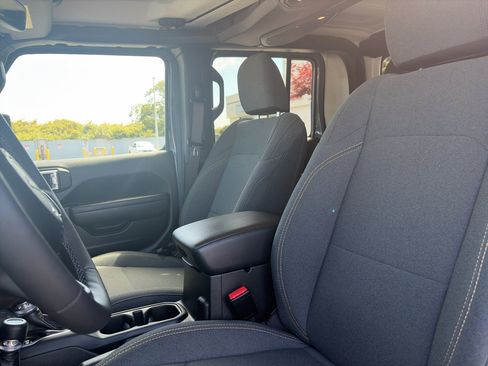 Used 2025 Jeep Gladiator Sport AWD/4WD image 9