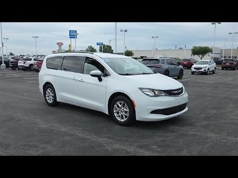 Used 2021 Chrysler Voyager Lxi image 2
