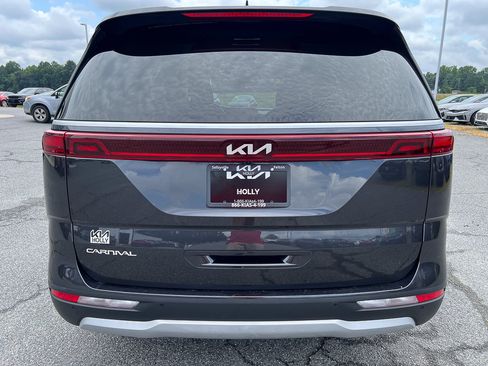 Used 2024 Kia Carnival EX FWD image 4