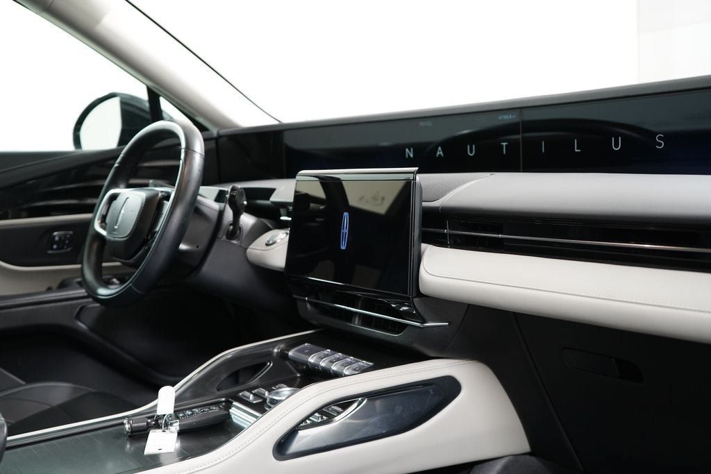 Used 2025 Lincoln Nautilus Premier AWD/4WD image 30